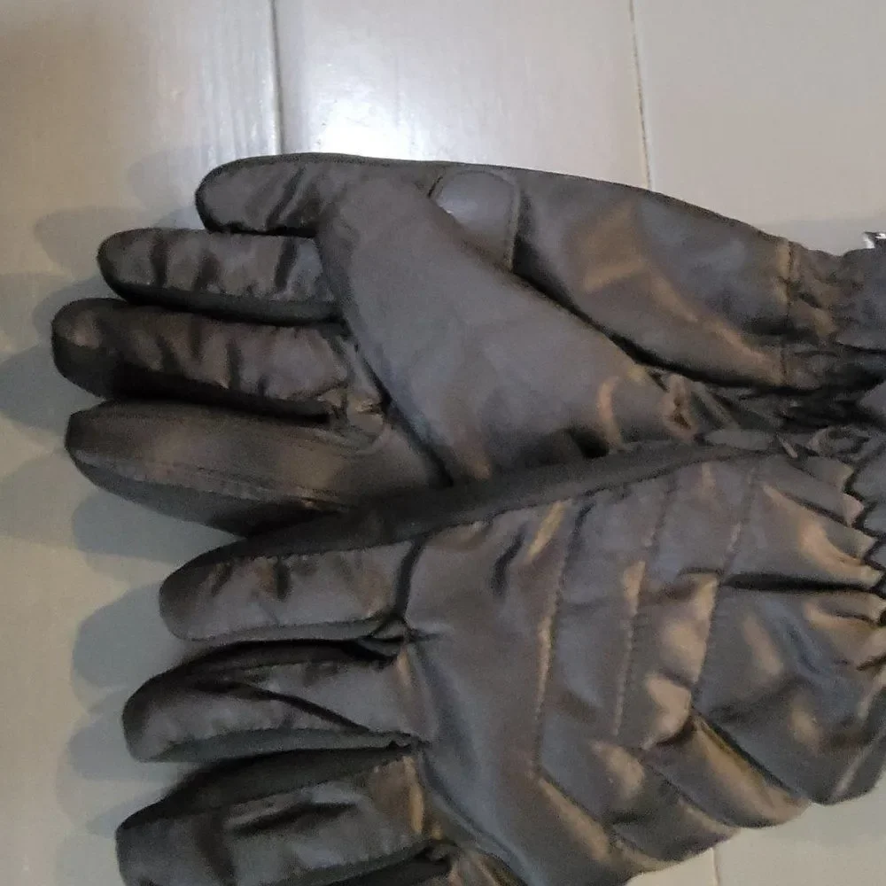 Isotoner Women’s Black SleekHeat touchscreen capability Quilted Gloves S… - Picture 7 of 9